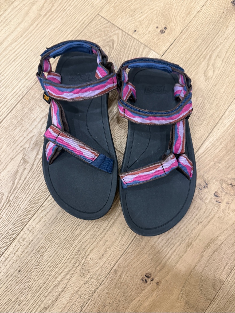 NWOT Teva Hurricane Youth Size 3